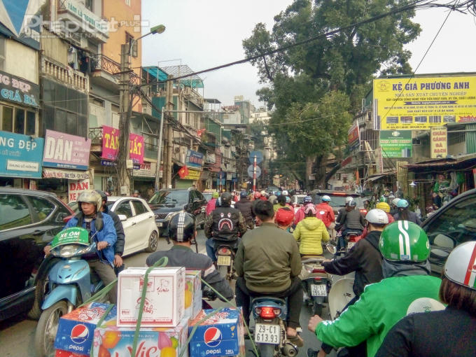 Những ngày cuối năm, rất đông người dân đổ ra đường mua sắm, chuẩn bị cho Tết.