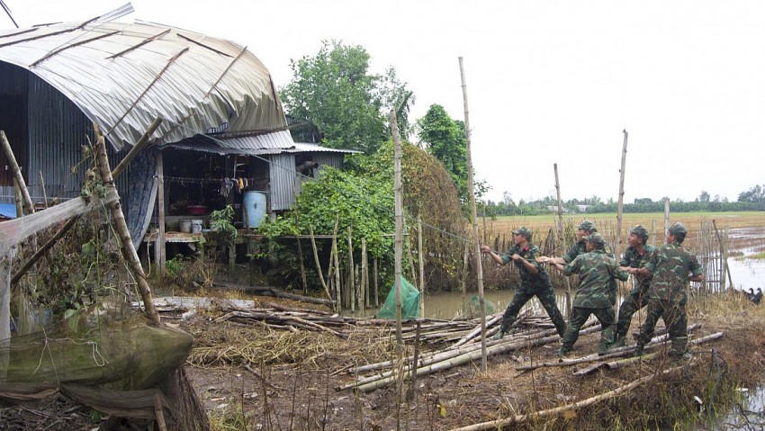 Cán bộ, chiến sĩ Trung đoàn 9 hỗ trợ địa phương thực hiện nhiều phần việc