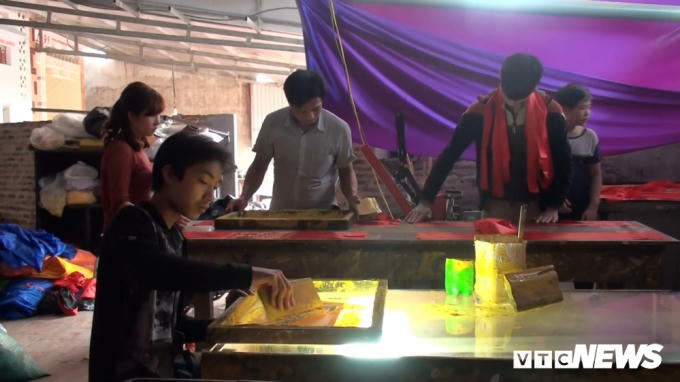 Mỗi ngày với gần 20 nhân công, gia đình anh Phục sản xuất được hơn 7.000 chiếc quốc kỳ, băng rôn. Các nhân công thời vụ làm công việc phơi và xỏ cờ vào cán cũng có mức thu nhập 200.000 đồng/ngày.