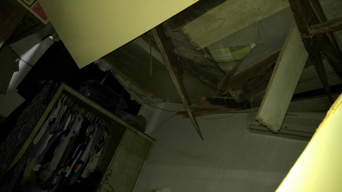 Mảng bê tông nặng cả tấn rơi xuống làm thủng nóc nhà.