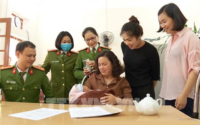 Cháu bé sơ sinh được công an giải cứu an toàn (Ảnh: TTXVN)