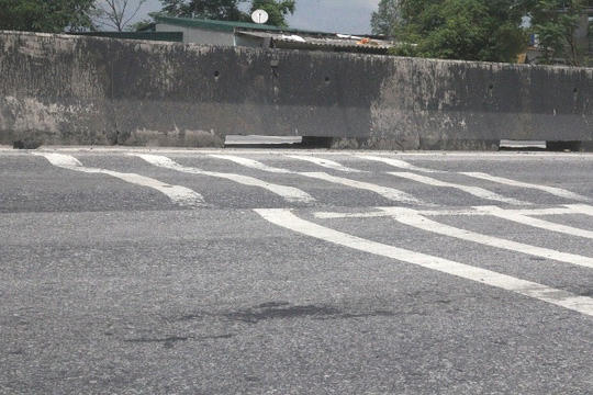 Những vết hằn lún vệt bánh xe.