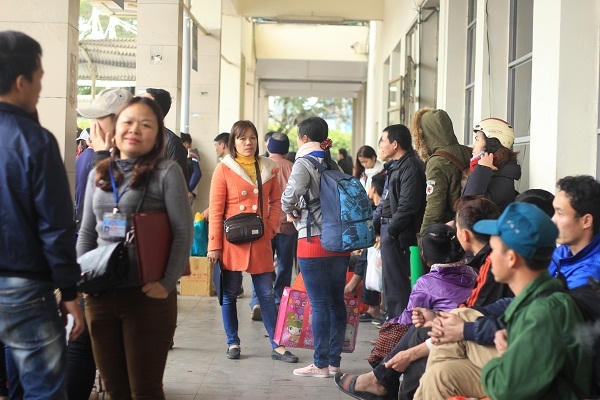 Tình trạng hết nghế, khách quá tải đổ về bến xe rất đông trong những ngày này. Ảnh: Như Trường.