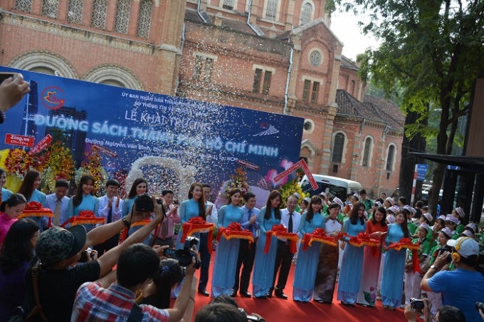 16h chiều 9-1, Đường sách Nguyễn Văn Bình chính thức được khai trương.