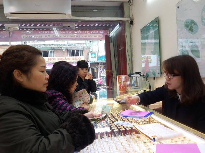 "Lượng khách hàng mua vàng ngày thần tài năm nay đông gấp 3,4 lần năm ngoái", chị Vân Anh chủ tiệm vàng số 204 đường Nguyễn Lương Bằng cho hay.