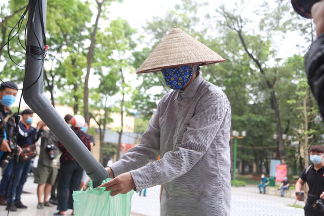 Ý tưởng về máy phát gạo tự động được ông Hùng học hỏi giống mô hình trong Sài Gòn. “Mình nghĩ Sài Gòn làm được thì tại sao ngoài Hà Nội không làm được. Sau 2 ngày thử nghiệm, được sự giúp đỡ của các tình nguyện viên, máy phát gạo tự động đã vận hành hoàn chỉnh” - ông Hùng nói.