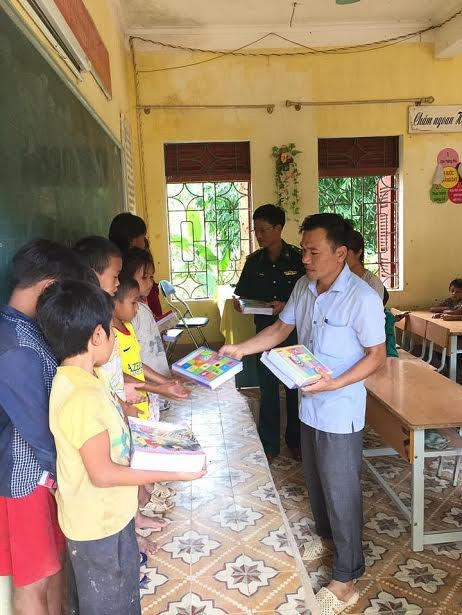 Các em học sinh nhận phần quà từ đoàn thanh niên.