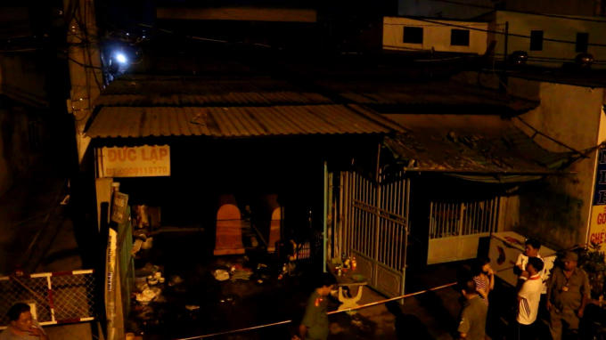 Theo th&ocirc;ng tin b&agrave;n đầu, khoảng 12h20 ph&uacute;t khuya ng&agrave;y 11/3 , người d&acirc;n ph&aacute;t hiện lửa b&ugrave;ng l&ecirc;n ở căn nh&agrave; kinh doanh h&ograve;m ở địa chỉ 1686 tỉnh lộ 10, phường T&acirc;n Tạo, quận B&igrave;nh T&acirc;n, TPHCM n&ecirc;n h&ocirc; ho&aacute;n nhau dập lửa, tuy nhi&ecirc;n do căn nh&agrave; bị kh&oacute;a b&ecirc;n trong n&ecirc;n mọi người kh&ocirc;ng thể tiếp cận. Chỉ trong &iacute;t ph&uacute;t, ngọn lửa b&ugrave;ng l&ecirc;n dữ dội bao tr&ugrave;m to&agrave;n bộ căn nh&agrave;.