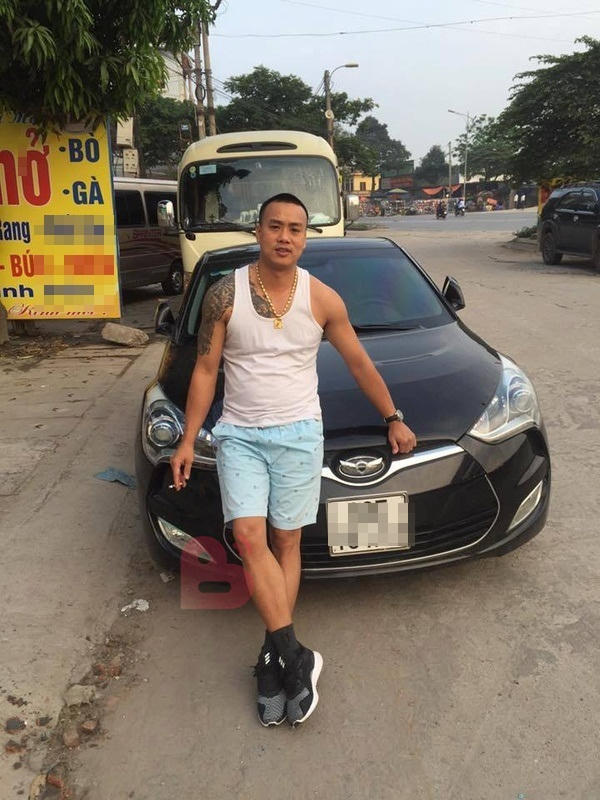 Khoe "xế hộp" đắt tiền.