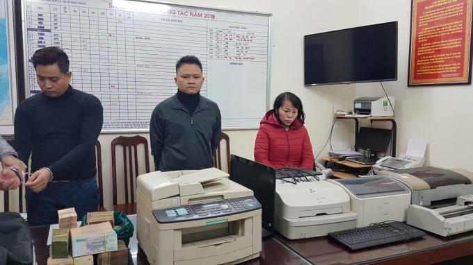 Các đối tượng và tang vật vụ án.