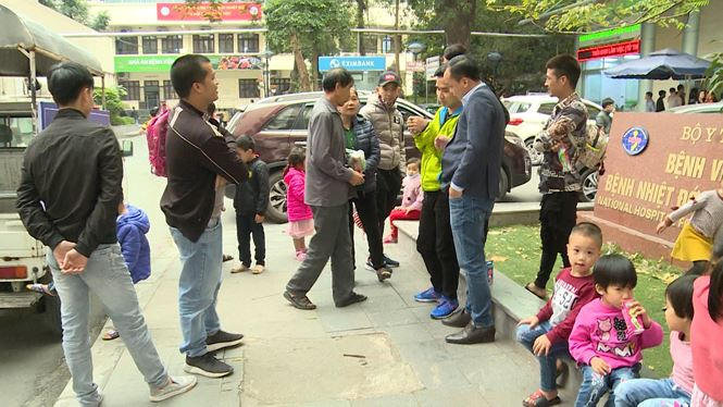 Lo lắng, bức xúc là tâm trạng của hầu hết phụ huynh đưa con đi xét nghiệm