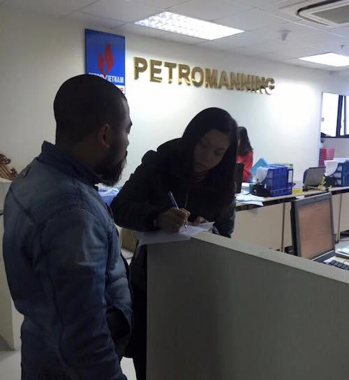 Nhân viên Công ty Petromanning (phải) ghi nhận những nội dung đề nghị cung cấp thông tin của PV Dân trí về trường hợp lao động Trần Thị T.