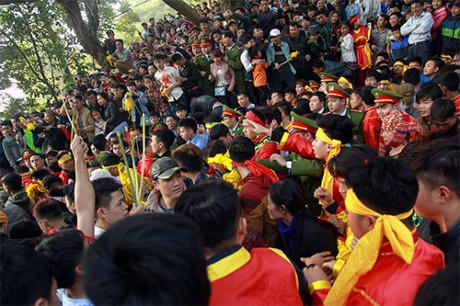 Cảnh chen lấn, xô đẩy liên tục diễn ra.