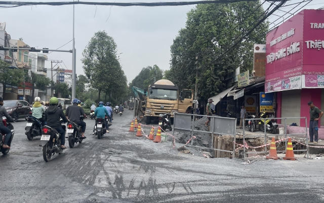 Thi công xuyên đêm để kịp tiến độ dự án chống ngập tại “rốn ngập” Biên Hòa