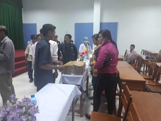 Người nhà sản phụ mang thi thể 2 thai nhi song sinh vào Bệnh viện đa khoa tỉnh Vĩnh Long tố bác sĩ tắc trách, yêu cầu làm rõ. ẢNH: XUÂN PHÚC.