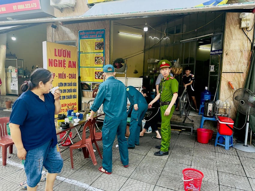Lực lượng chức năng lập lại trật tự vỉa hè.