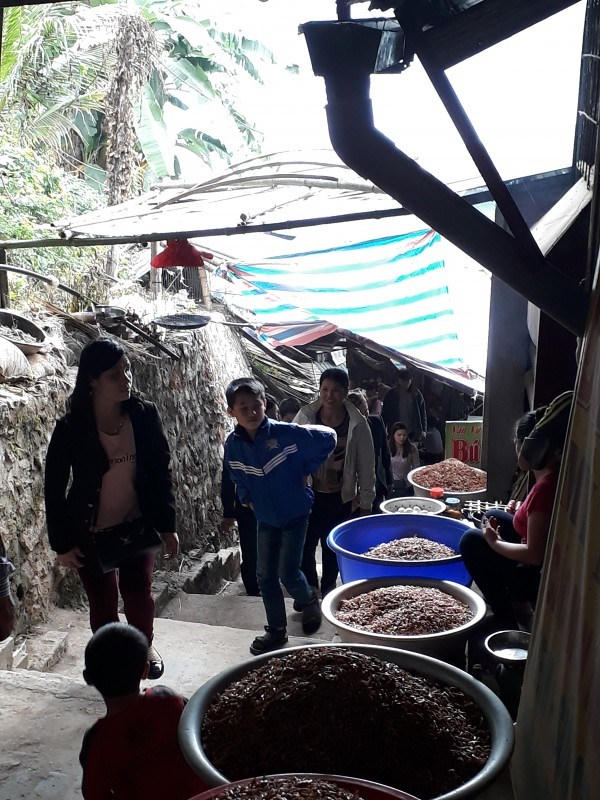 Các mặt hàng bày bán tại Đền chúa Thác Bờ.