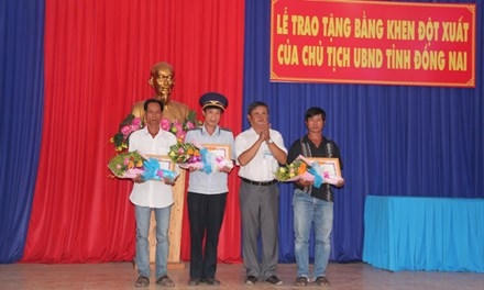 Các cá nhân được UBND tỉnh Đồng Nai khen tặng (ảnh Tiền Phong)