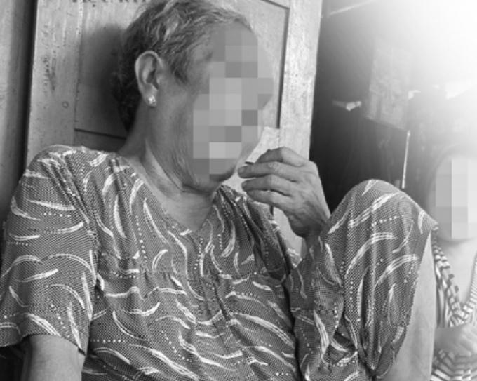 Bà Tám B. kể lại chuyện về cô con gái đáng thương.