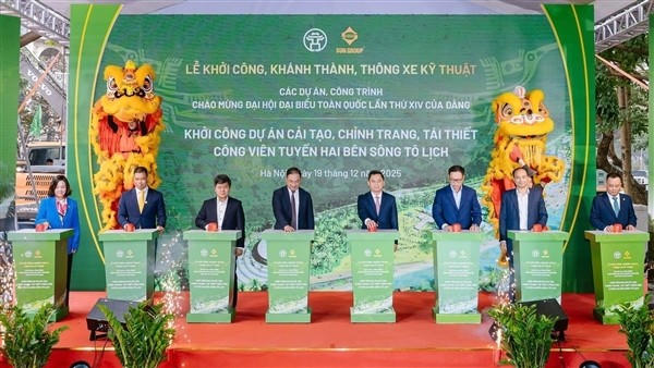 Các đại biểu tham gia lễ khởi công dự án.
