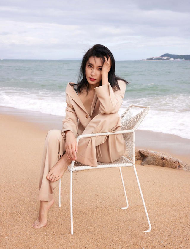 Ở tuổi 48, cô có trong tay sự nghiệp nhưng vẫn chưa tìm được một người thực sự khiến cô tin tưởng và gửi gắm cuộc đời. 