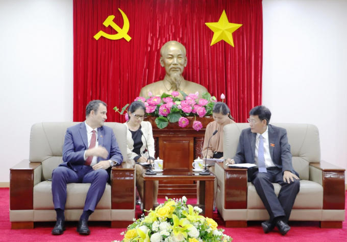 Ông Mai Hùng Dũng (phải) tiếp ông Kyle Nunas, Tổng Lãnh sự Canada tại TP. HCM (Ảnh: Hồ Văn)