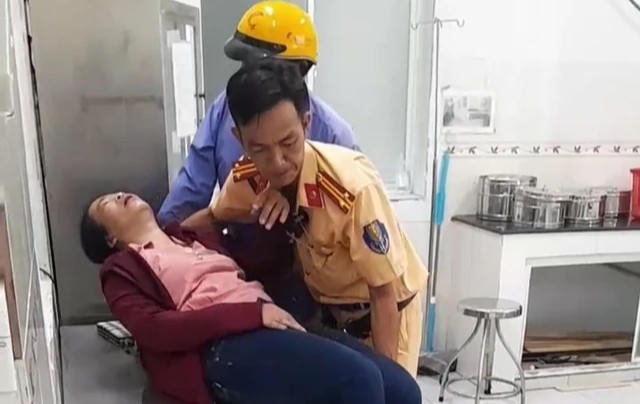 Cảnh sát giao thông hỗ trợ người dân bị tai biến cấp cứu kịp thời. (Ảnh: Hoàn Đông)