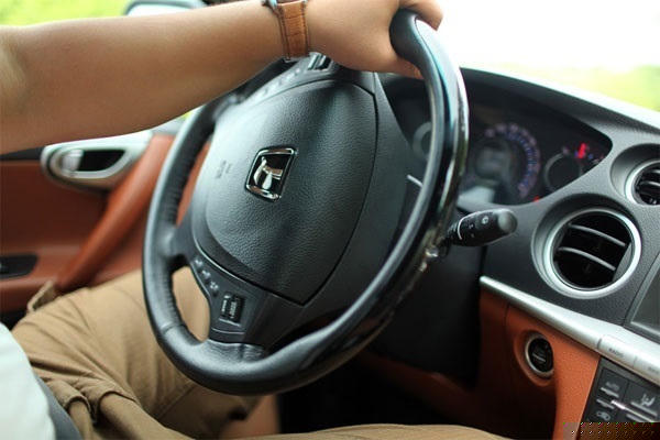 Không nên đánh lái chết, đánh hết lái.