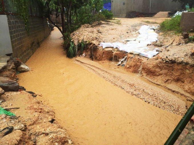 Bùn đất do mưa lớn xả xuống gần khu vực nhà ở của dân