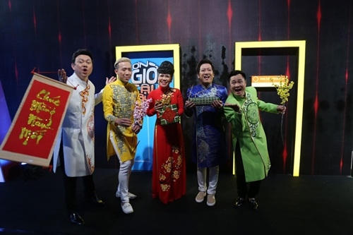 Dàn trưởng phòng vận áo dài, câu đối, hoa mai, bánh chưng chúc Tết.