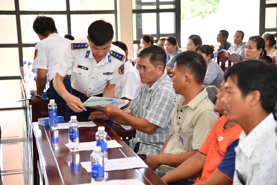 Phát tờ rơi tuyên truyền cho bà con ngư dân