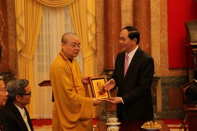 Chủ tịch nước Trần Đại Quang tặng quà lưu niệm tới các chức sắc tôn giáo.