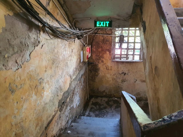 Người dân tiếp tục chung sống với những khu chung cư nhếch nhác và chờ sập.