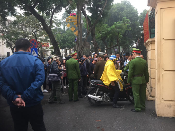 Nhiều người tập trung trước cổng toà để làm thủ tục.