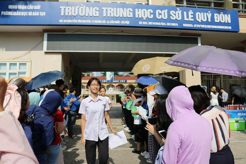 Kết thúc môn thi thứ 2 nhiều thí sinh nở nụ cười rạng rỡ.