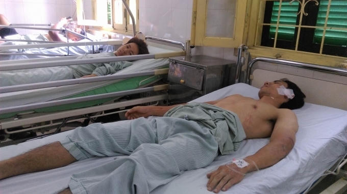 Hai nạn nhân là Dua và Thành đang được theo dõi tại BN Xanh Pôn. Ảnh: Thu Hường