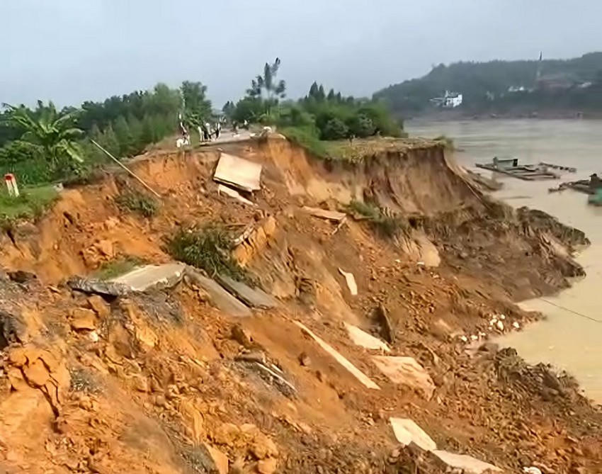 Việc sạt lở khiến giao thông bị chia cắt hoàn toàn,