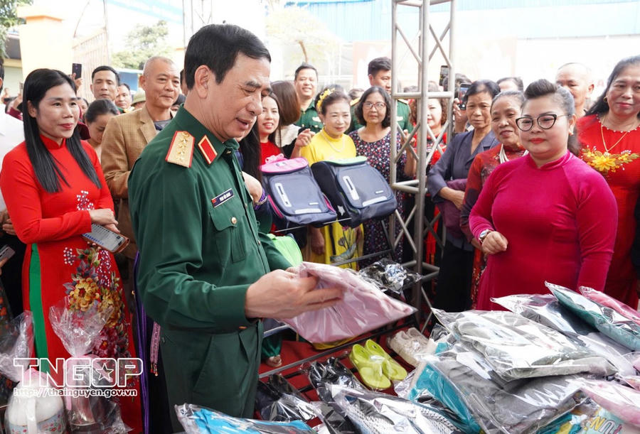 Đại tướng Phan Văn Giang tham quan mô hình tủ đồ gắn kết, chia sẻ yêu thương của Hội Liên hiệp Phụ nữ phường Linh Sơn.