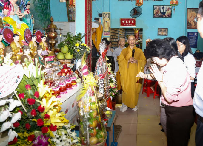 Bà Tô Thị Bích Châu, Chủ tịch UBMTTQVN TP HCM dâng hương tại chùa.