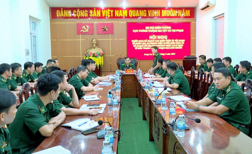 Cục Phòng chống ma túy và tội phạm kiểm tra thực hiện cao điểm đấu tranh phòng chống buôn lậu, gian lận thương mại, hàng giả và triển khai kế hoạch phòng chống tội phạm mua bán người trên tuyến biên giới tỉnh Long An và Tây Ninh. Ảnh: Luận Quân