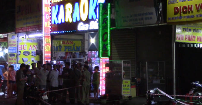 Rất đông người dân theo dõi vụ việc