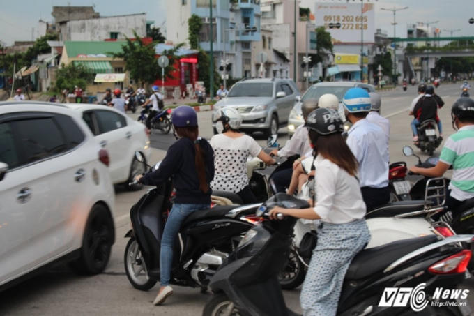 N&uacute;t giao với đường sắt tr&ecirc;n đại lộ Phạm Văn Đồng được xem l&agrave; điểm đen của tai nạn giao th&ocirc;ng.&nbsp;