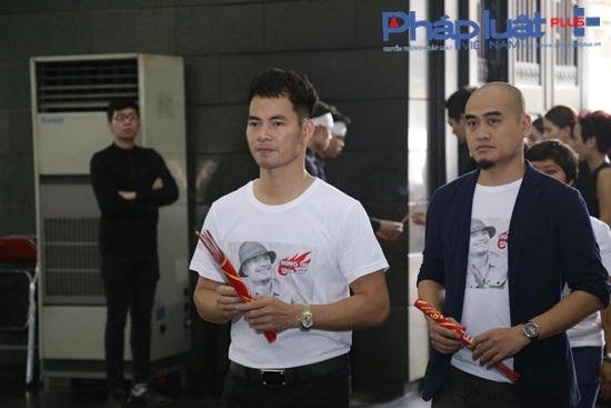 Nghệ sĩ Tự Long, Xuân Bắc đã có mặt đến chia buồn cùng gia quyến. 