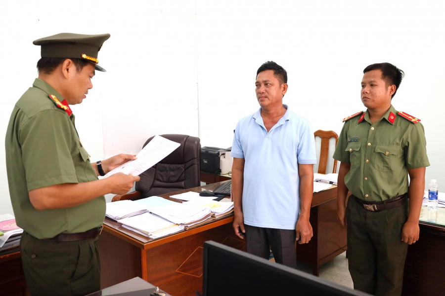 Cơ quan An ninh điều tra Công an tỉnh Cà Mau tống đạt quyết định khởi tố và lệnh cấm đi khỏi nơi cư trú đối với Nguyễn Văn Chí.