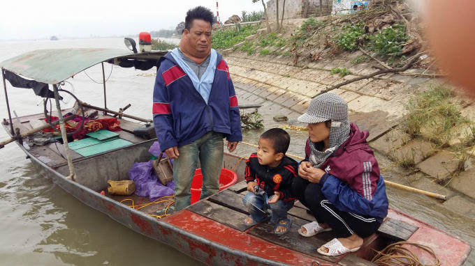 Cuộc sống của gia đình chị Thu trông chờ vào chiếc thuyền nhỏ và những mẻ tôm cá trên con sông Đào.
