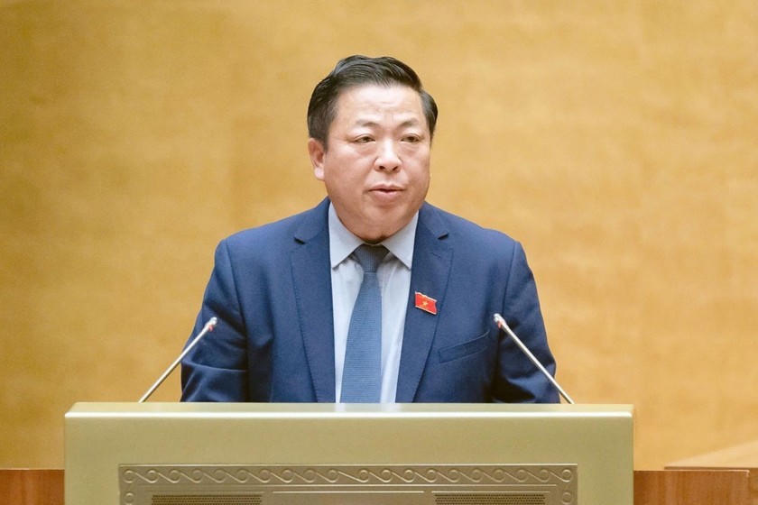 Bộ trưởng Bộ Xây dựng Trần Hồng Minh trình bày tờ trình về việc xây dựng Luật Đường sắt (sửa đổi) .
