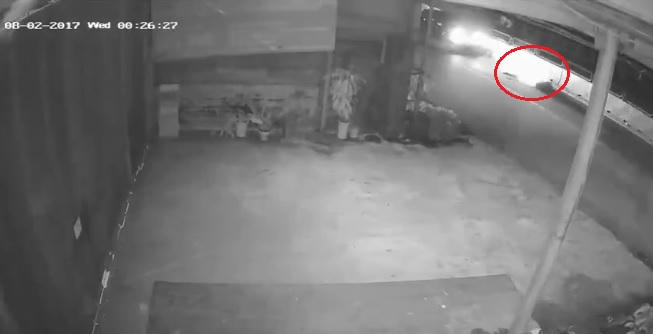 Người đàn ông nhặt rác nằm bất tỉnh tại chỗ sau tai nạn.