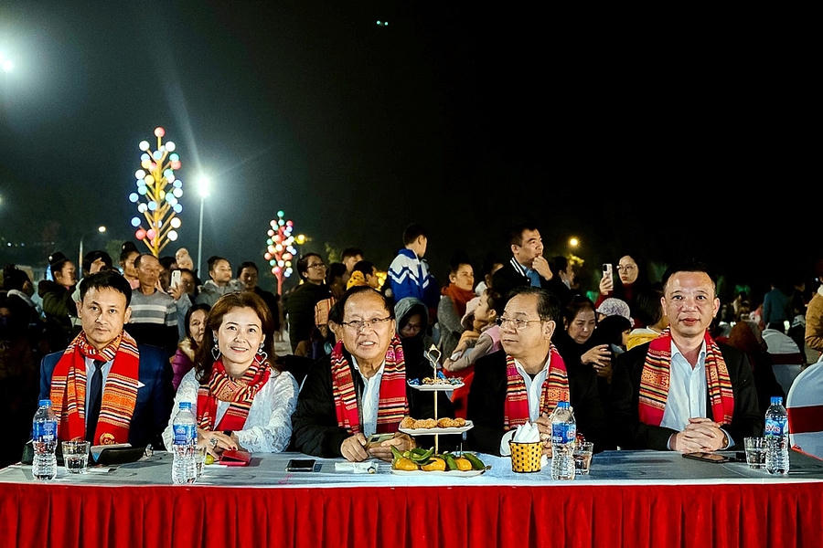 GS. Hà Tôn Vinh – Chuyên gia tư vấn cao cấp vùng châu Á (thứ 3 từ trái sang) chia sẻ rằng: Yên Bái sở hữu những vẻ đẹp rất giá trị về văn hóa và tinh thần. Tôi mong rằng khi du khách đến Yên Bái, sẽ thấy được đây là một nơi đáng đến và phải đến. Vấn đề quan trọng trong phát triển du lịch, cá nhân tôi thấy đó chính là sự lan tỏa, du khách thích thú và lan tỏa thông điệp đó đến với bạn bè, người thân.