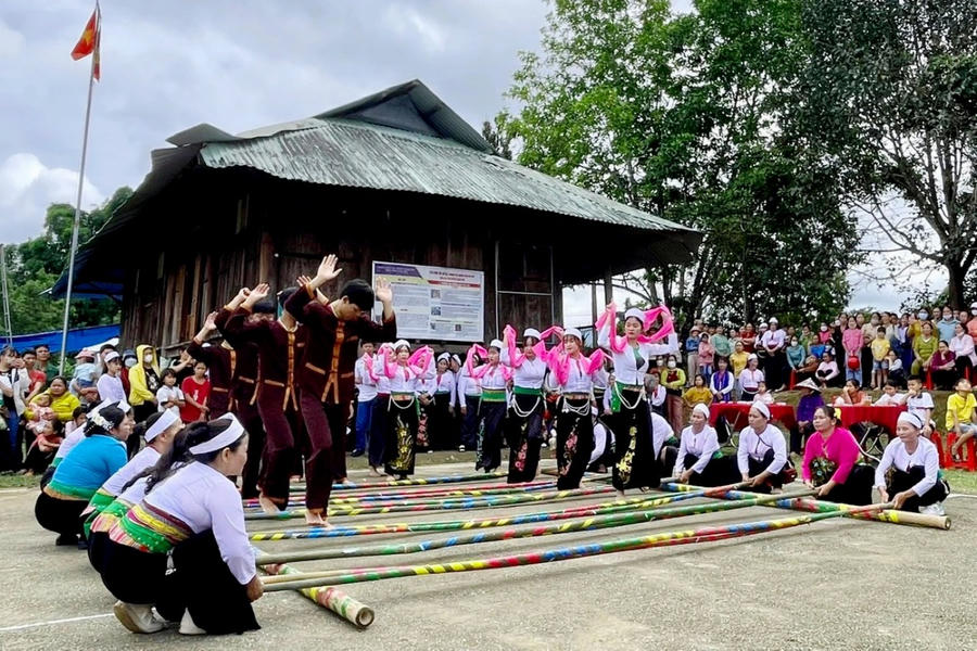 Bà con người Mường ở Kon Tum biểu diễn dân ca dân vũ, múa sạp trong ngày Tết Độc lập.