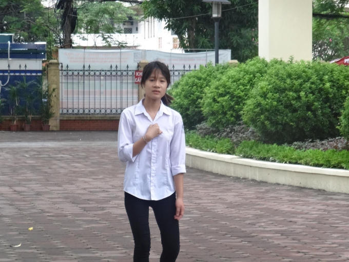 Tại khu nhà K2, điểm thi trường đại học Sư Phạm, sát giờ thi 1 bạn thí sinh vội vàng trở ra ngoài chờ người nhà mang Atlat đến.